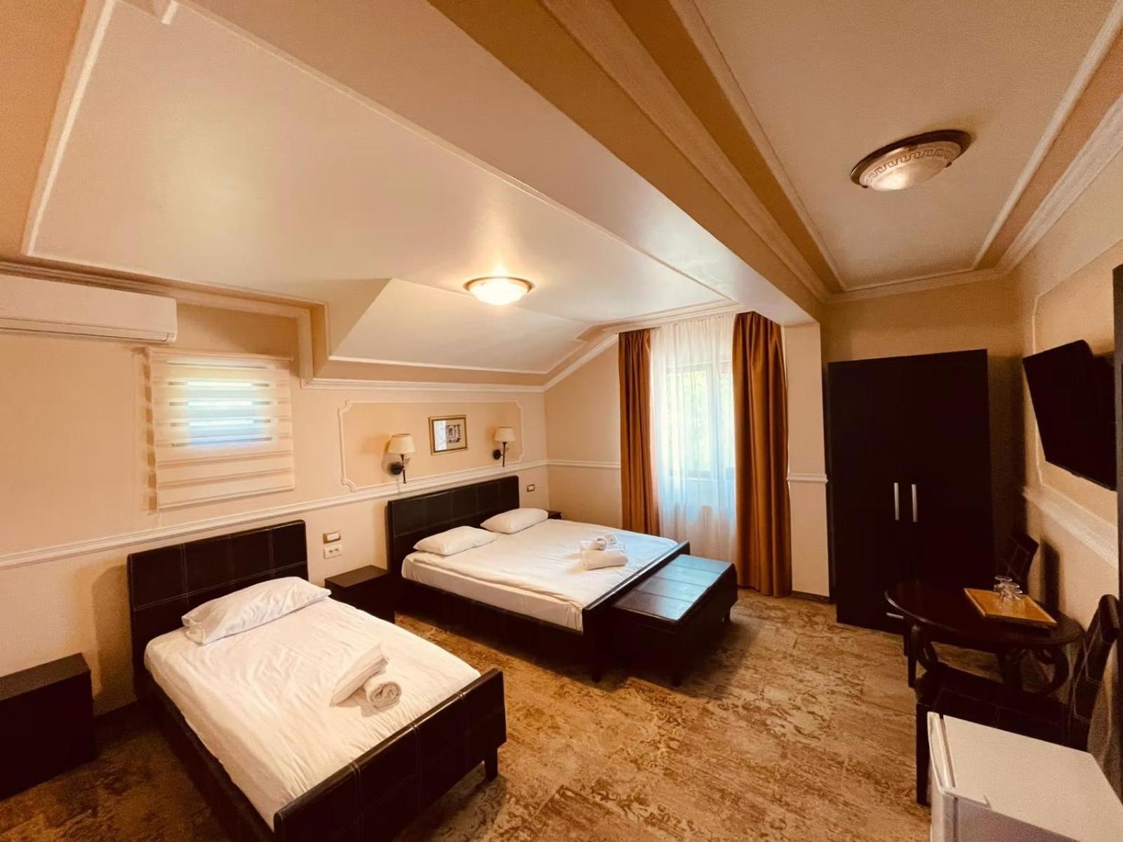 Hotel Parc Tecuci Buitenkant foto