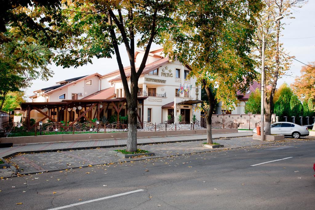 Hotel Parc Tecuci Buitenkant foto